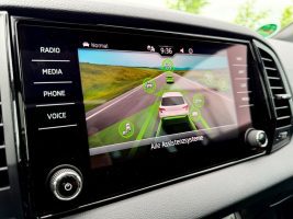 Skoda Karoq Sportline 2.0 TSI DSG 4x4/PANO/LED/ACC/AHK in Silber als SUV/Geländewagen/Pickup - Fahrzeugfoto 22