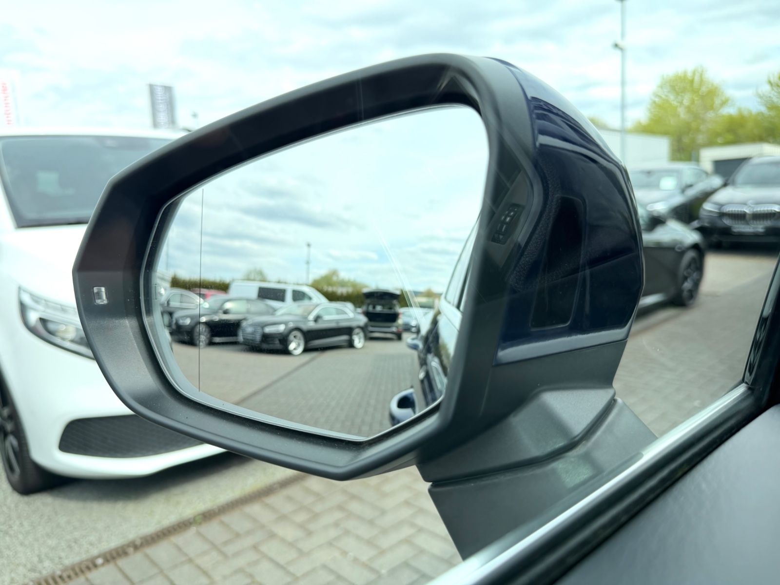 Audi Q3 Sportback 40 TFSI quattro S line /1.HAND/ - Bild 17 Audi Q3 Sportback 40 TFSI quattro S line /1.HAND/ in Blau als SUV/Geländewagen/Pickup - Fahrzeugfoto 17
