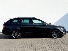 Skoda Octavia Combi RS 2.0 TDI DSG 4x4 /LED/ACC/CAM/ in Schwarz als Kombi - Fahrzeugfoto 4