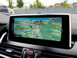 BMW Active Tourer 225 xe Luxury Line /LED/PANO/HUD/ in Silber als Van/Minibus - Fahrzeugfoto 29