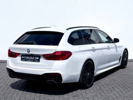 BMW 540i Touring xDrive M Sport Paket /LED/ACC/HUD/ in Weiß als Kombi - Fahrzeugfoto 5