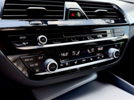 BMW 540i Touring xDrive M Sport Paket /LED/ACC/HUD/ in Weiß als Kombi - Fahrzeugfoto 23