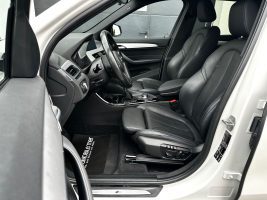 BMW X1 xDrive 20i M Sport Paket/LED/HUD/CAM/GARANTIE in Weiß als SUV/Geländewagen/Pickup - Fahrzeugfoto 9