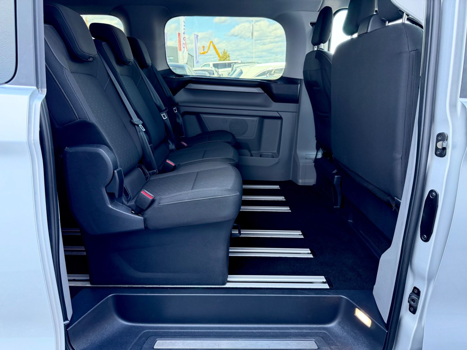 Ford Tourneo Custom 2.0d EcoBlue L2 Titanium 9.Sitzer - Bild 14 Ford Tourneo Custom 2.0d EcoBlue L2 Titanium 9.Sitzer in Silber als Van/Minibus - Fahrzeugfoto 14