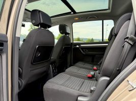 Volkswagen Touran Cup 2.0 TDI /7.SITZER/NAVI/PANO/PDC/ in Beige als Van/Minibus - Fahrzeugfoto 13