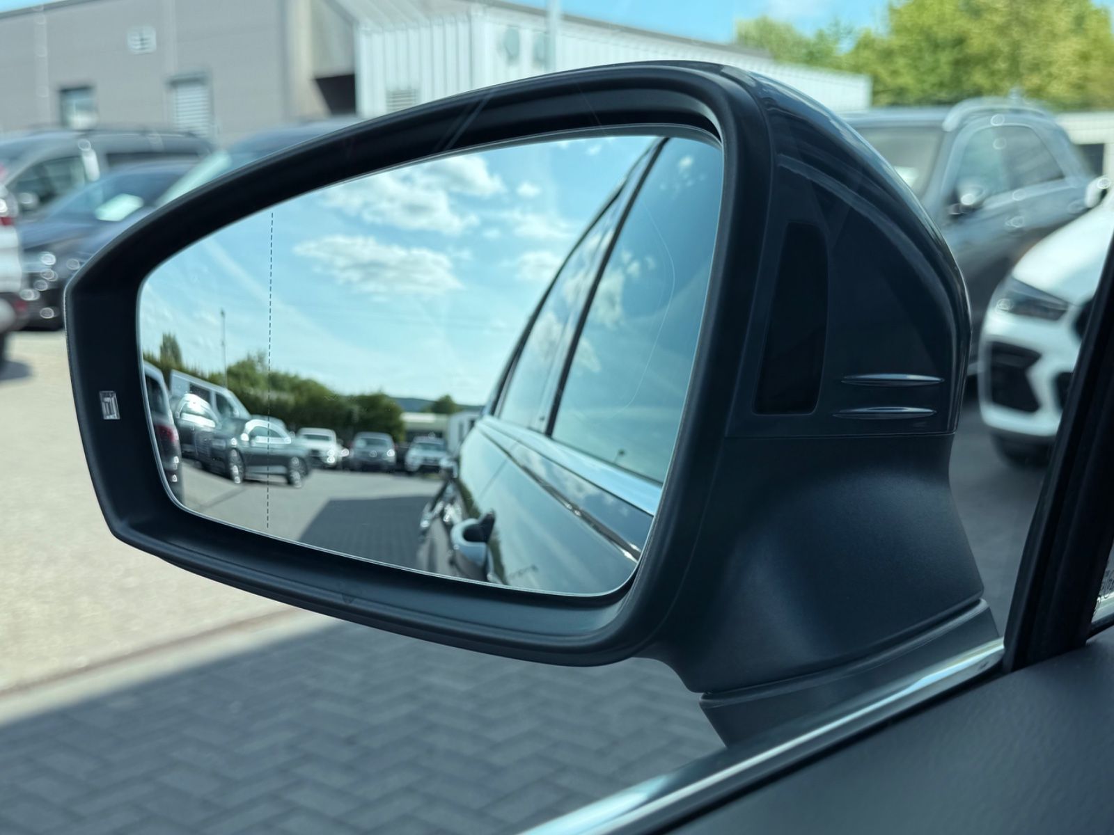 Volkswagen Tiguan R-Line 2.0 TDI DSG 4M /IQ LIGHT/20''/AHK/ - Bild 15 Volkswagen Tiguan R-Line 2.0 TDI DSG 4M /IQ LIGHT/20''/AHK/ in DELFINGRAU als SUV/Geländewagen/Pickup - Fahrzeugfoto 15