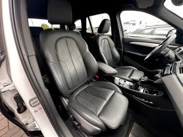 BMW X1 xDrive 20i M Sport Paket/LED/HUD/CAM/GARANTIE in Weiß als SUV/Geländewagen/Pickup - Fahrzeugfoto 14