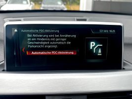 BMW X1 xDrive 20i M Sport Paket/LED/HUD/CAM/GARANTIE in Weiß als SUV/Geländewagen/Pickup - Fahrzeugfoto 27
