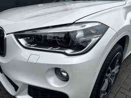 BMW X1 xDrive 20i M Sport Paket/LED/HUD/CAM/GARANTIE in Weiß als SUV/Geländewagen/Pickup - Fahrzeugfoto 32