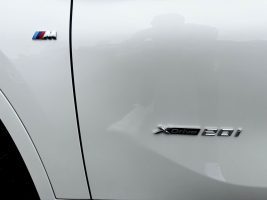 BMW X1 xDrive 20i M Sport Paket/LED/HUD/CAM/GARANTIE in Weiß als SUV/Geländewagen/Pickup - Fahrzeugfoto 35