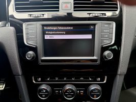 Volkswagen Golf 7 1.4 TSI R Line/NAVI/BI-XENON/PDC/GARANTIE in Schwarz als Kleinwagen - Fahrzeugfoto 16