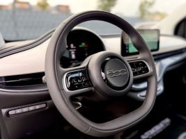 Fiat 500 e / LED / CARPLAY / GARANTIE / in Weiß als Kleinwagen - Fahrzeugfoto 10